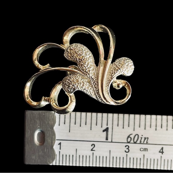 Vintage Sarah Coventry Frosted Feather 1960’s Stylized Swirl Clip On Earrings. - Picture 6 of 6